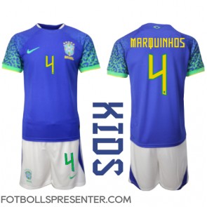 Brasilien Marquinhos #4 Bortatröja Barn VM 2022 Kortärmad (+ korta byxor)
